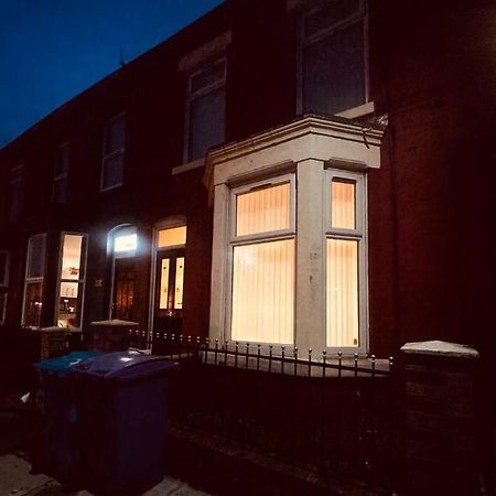 Cute Spacious 2 Bedroom House, Sleeps 8, Free Street Parking, Easy Access Lock Box Entry, 2 Minute Drive From City Centre Liverpool Exteriör bild