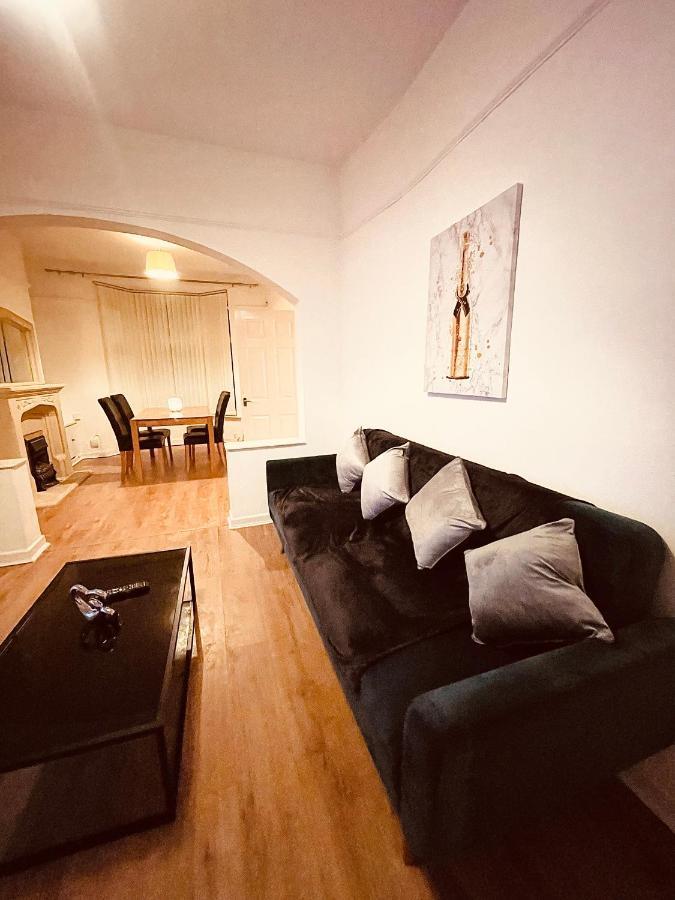 Cute Spacious 2 Bedroom House, Sleeps 8, Free Street Parking, Easy Access Lock Box Entry, 2 Minute Drive From City Centre Liverpool Exteriör bild
