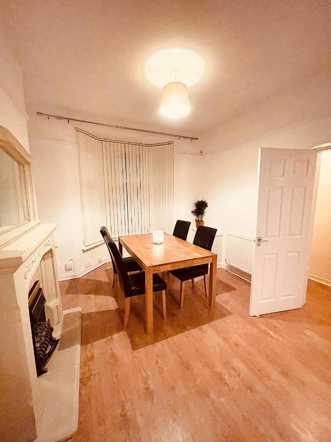 Cute Spacious 2 Bedroom House, Sleeps 8, Free Street Parking, Easy Access Lock Box Entry, 2 Minute Drive From City Centre Liverpool Exteriör bild