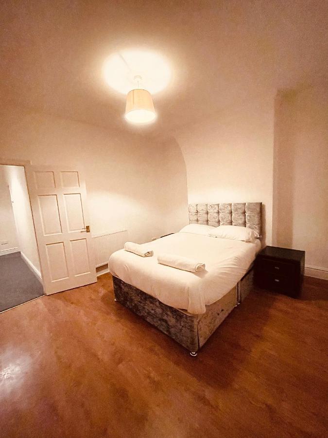 Cute Spacious 2 Bedroom House, Sleeps 8, Free Street Parking, Easy Access Lock Box Entry, 2 Minute Drive From City Centre Liverpool Exteriör bild