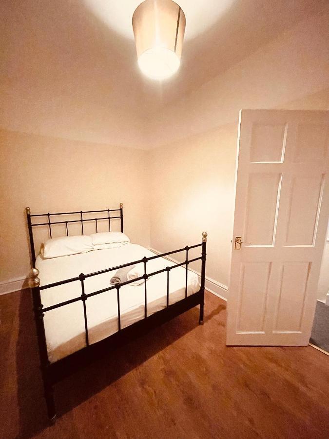 Cute Spacious 2 Bedroom House, Sleeps 8, Free Street Parking, Easy Access Lock Box Entry, 2 Minute Drive From City Centre Liverpool Exteriör bild