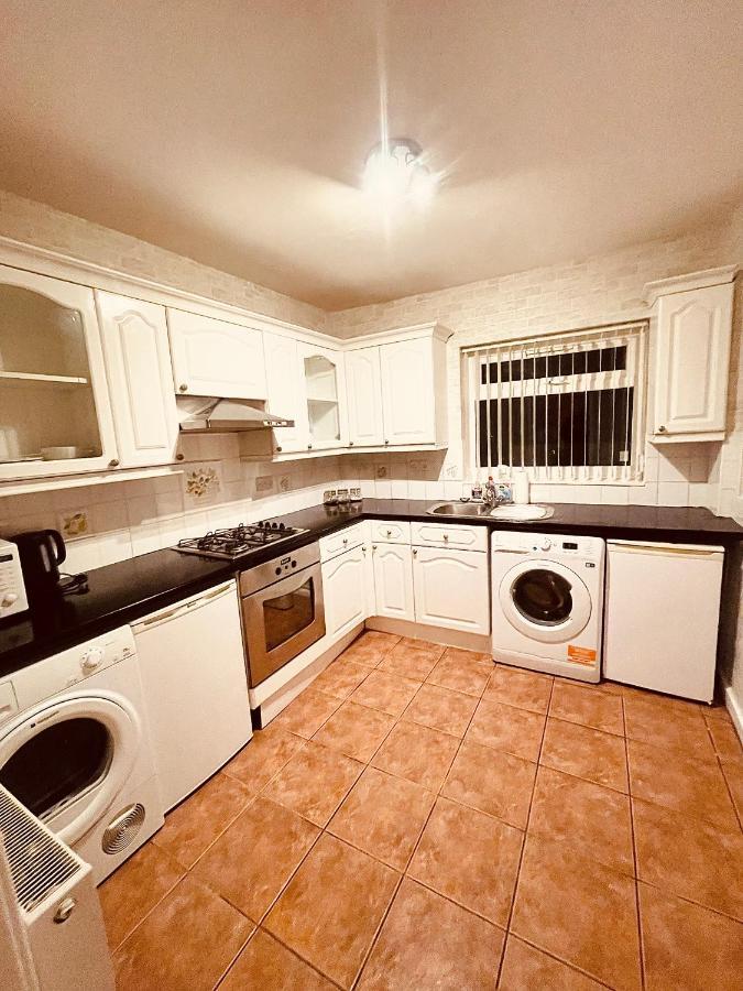 Cute Spacious 2 Bedroom House, Sleeps 8, Free Street Parking, Easy Access Lock Box Entry, 2 Minute Drive From City Centre Liverpool Exteriör bild