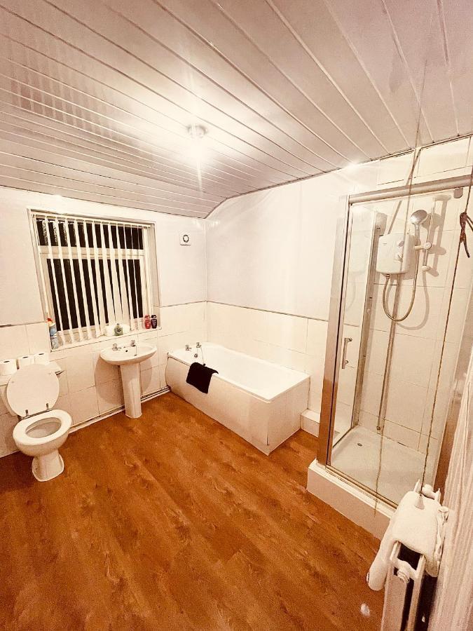 Cute Spacious 2 Bedroom House, Sleeps 8, Free Street Parking, Easy Access Lock Box Entry, 2 Minute Drive From City Centre Liverpool Exteriör bild