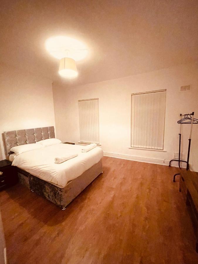 Cute Spacious 2 Bedroom House, Sleeps 8, Free Street Parking, Easy Access Lock Box Entry, 2 Minute Drive From City Centre Liverpool Exteriör bild