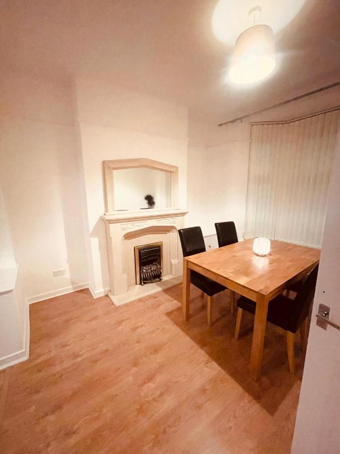 Cute Spacious 2 Bedroom House, Sleeps 8, Free Street Parking, Easy Access Lock Box Entry, 2 Minute Drive From City Centre Liverpool Exteriör bild