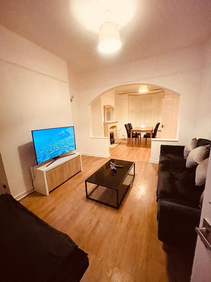 Cute Spacious 2 Bedroom House, Sleeps 8, Free Street Parking, Easy Access Lock Box Entry, 2 Minute Drive From City Centre Liverpool Exteriör bild