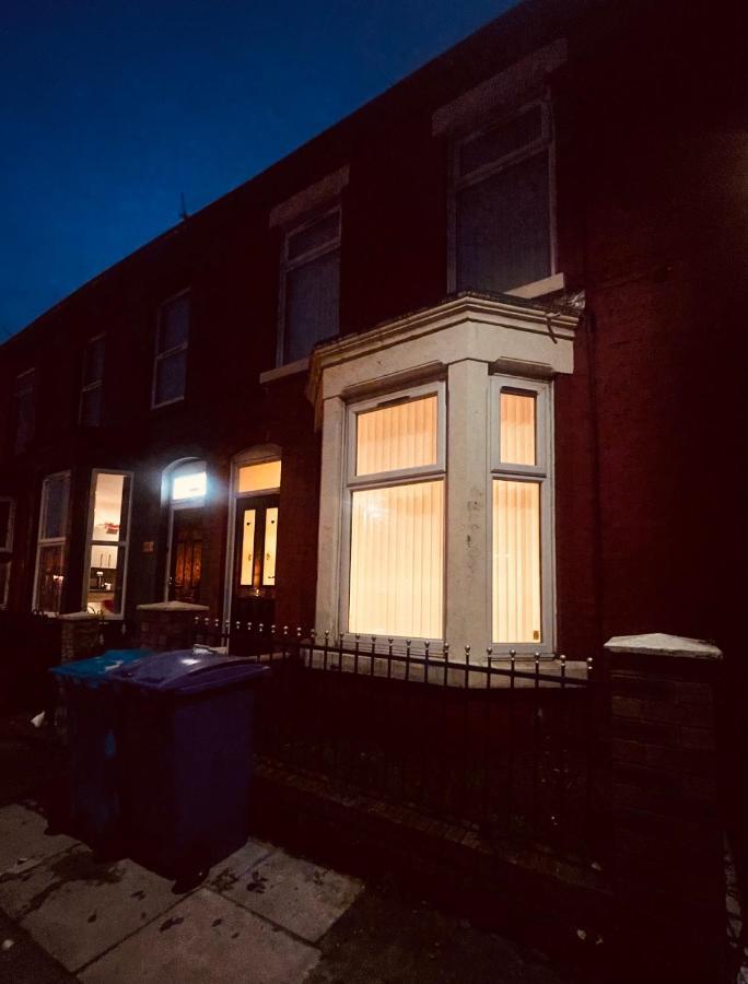 Cute Spacious 2 Bedroom House, Sleeps 8, Free Street Parking, Easy Access Lock Box Entry, 2 Minute Drive From City Centre Liverpool Exteriör bild