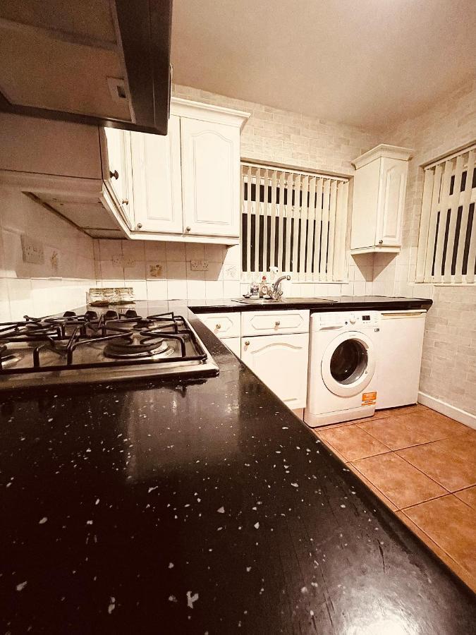 Cute Spacious 2 Bedroom House, Sleeps 8, Free Street Parking, Easy Access Lock Box Entry, 2 Minute Drive From City Centre Liverpool Exteriör bild